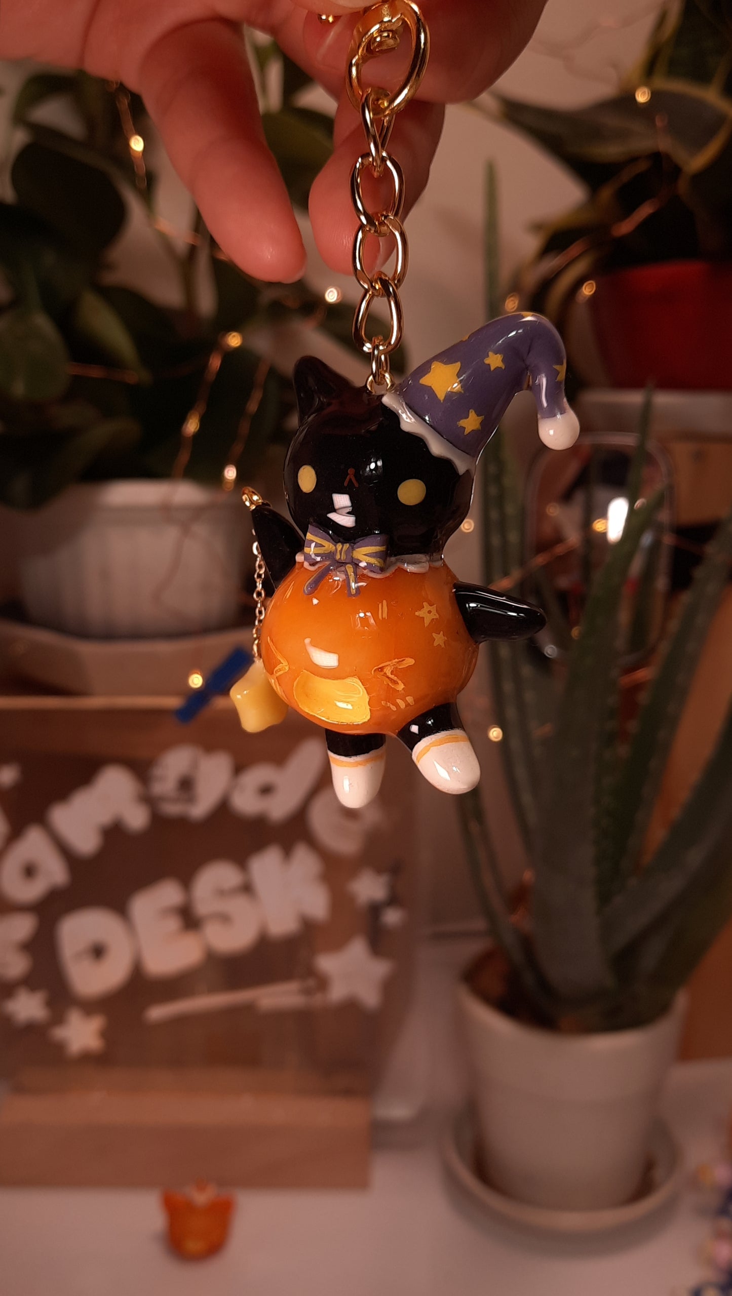 . Dark Witch in the Circus - Keychain/Phonechain .  [ Pre-order ]